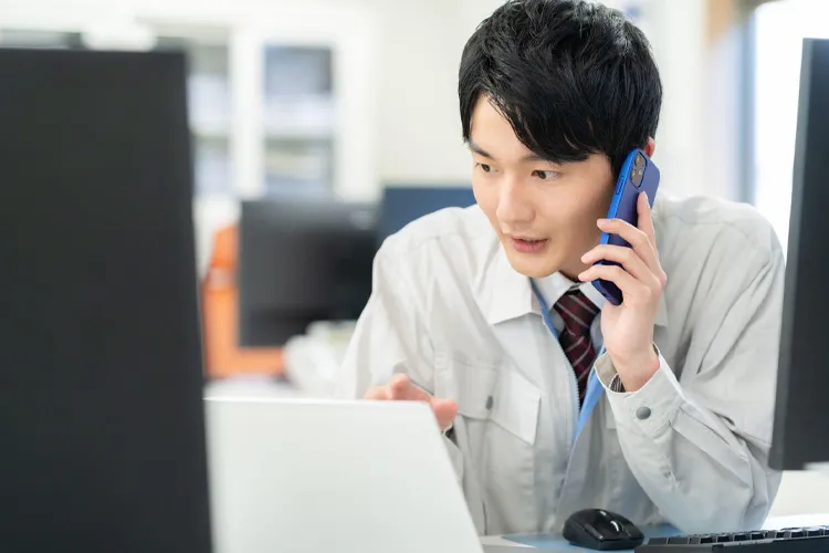 電話応対をする作業員