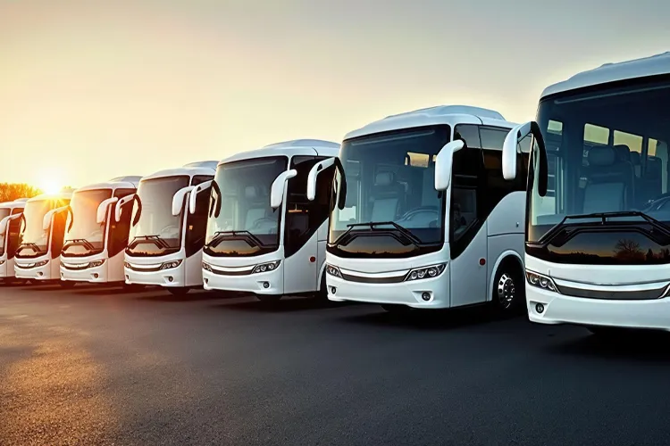 整列する貸切バス