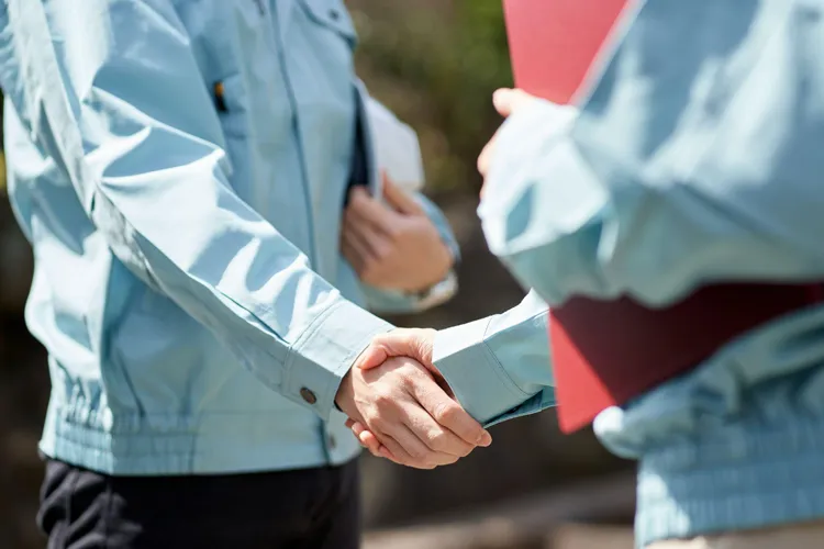 握手するドライバー