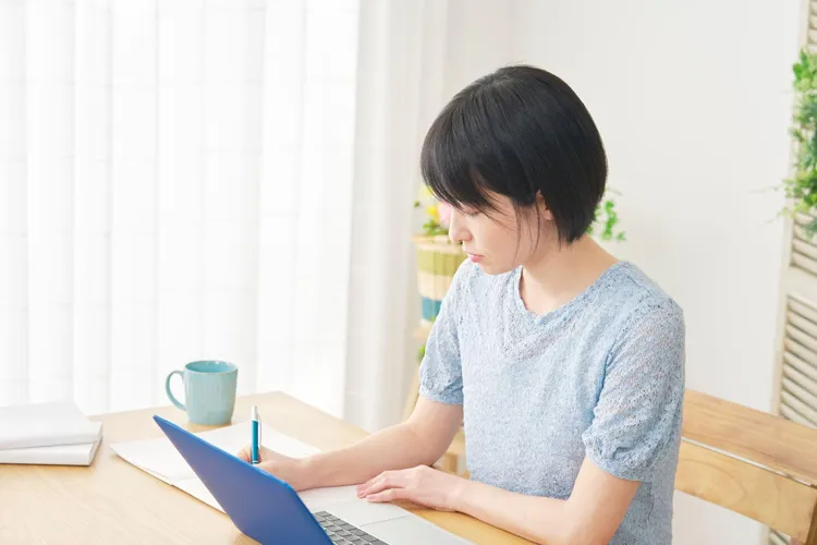eラーニングで勉強をする女性